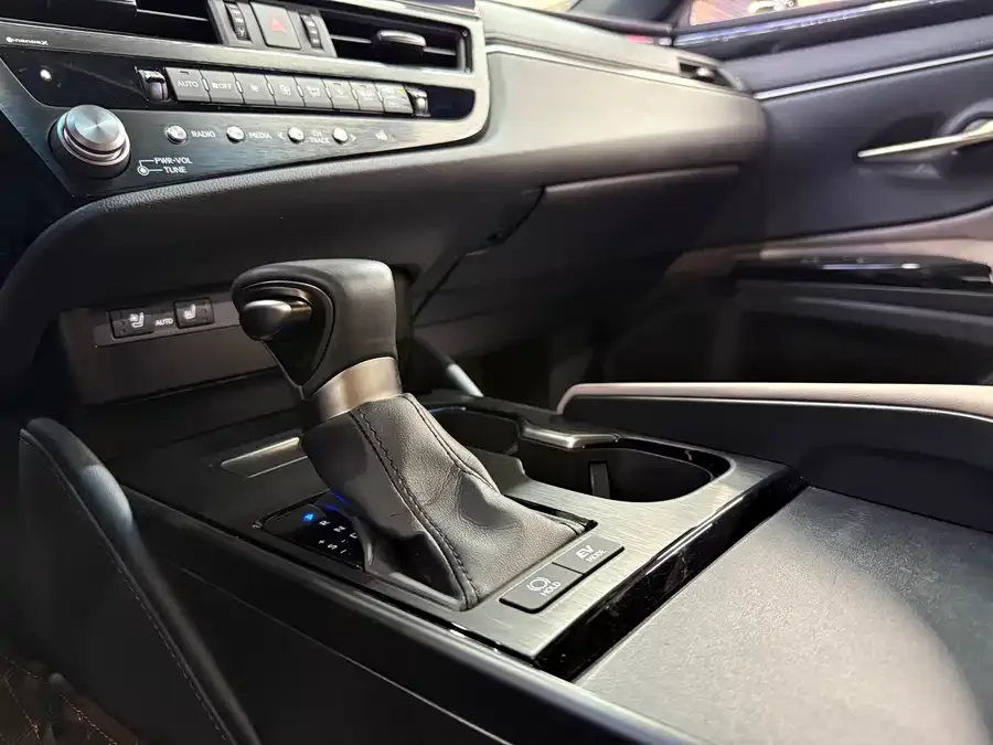 Lexus ES 2022 300h Premium Edition 2023 — миниатюра 4