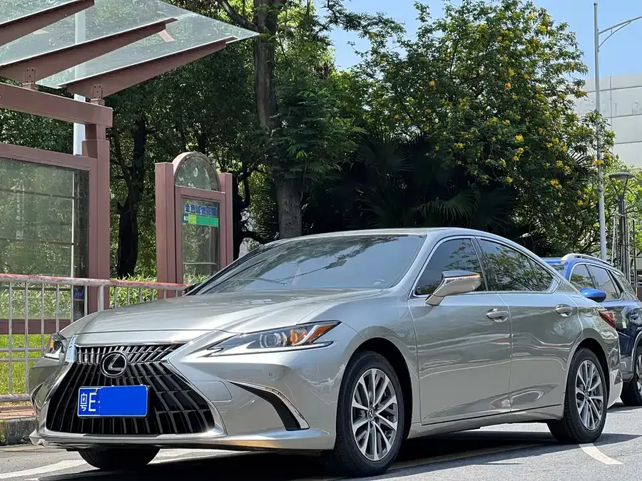 Lexus ES 2023