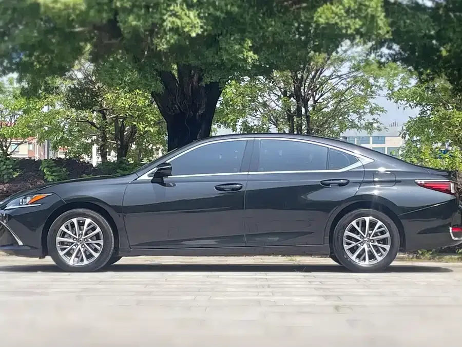 Lexus ES 2023 200 Excellence Edition 2023 — миниатюра 2