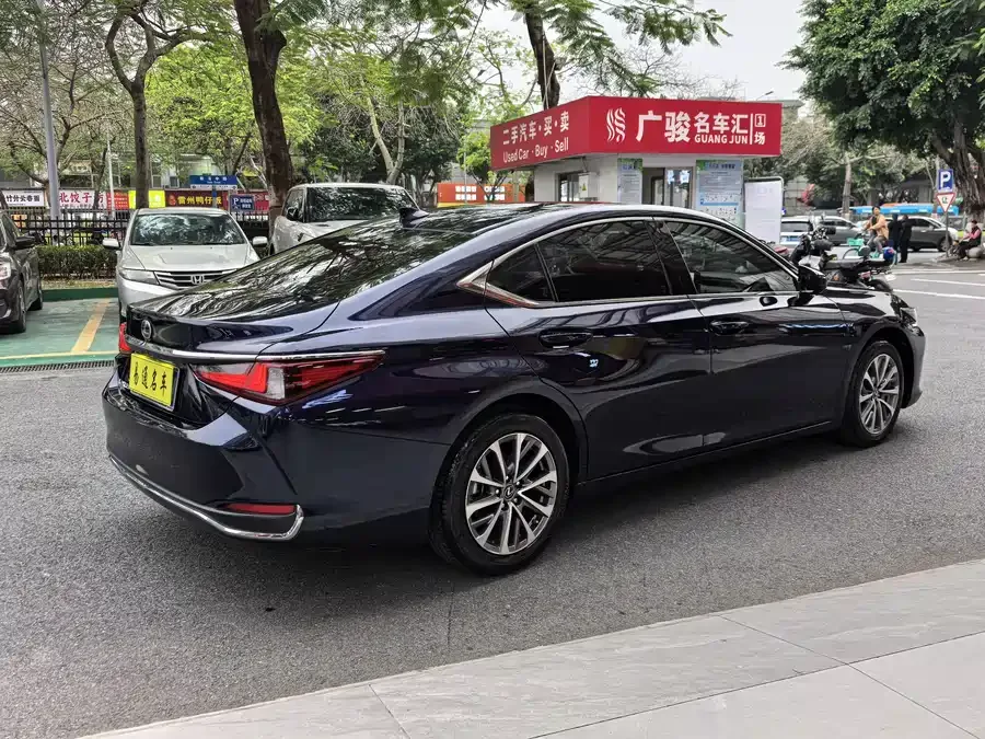 Lexus ES 2023 200 Excellence Edition 2024 — миниатюра 3