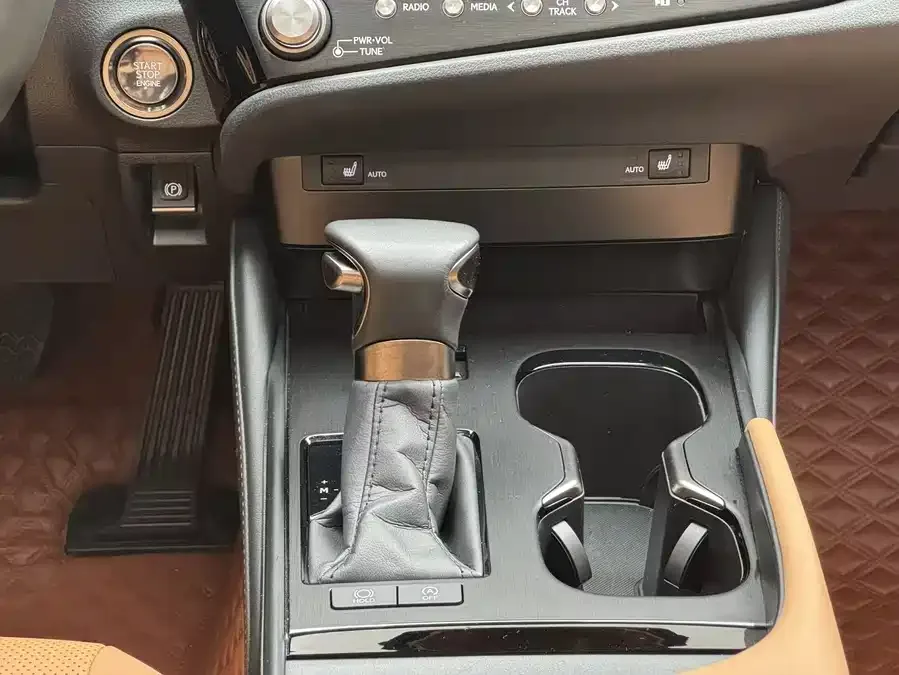 Lexus ES 2023 200 Excellence Edition 2024 — миниатюра 3