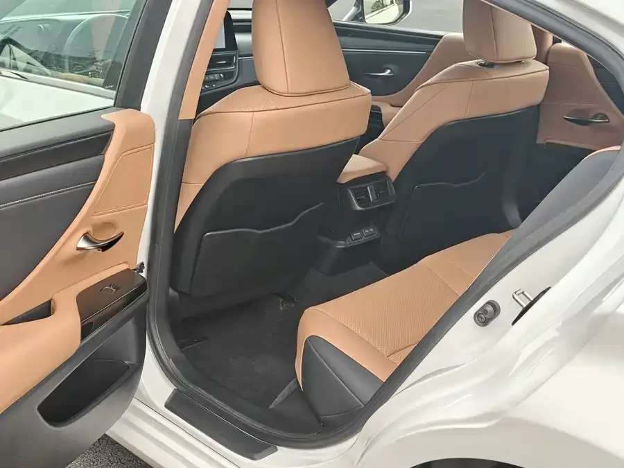 Lexus ES 2023 200 Excellence Edition 2024 — миниатюра 2