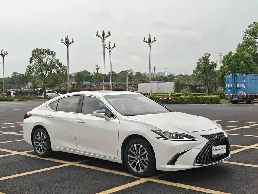 Lexus ES 2024