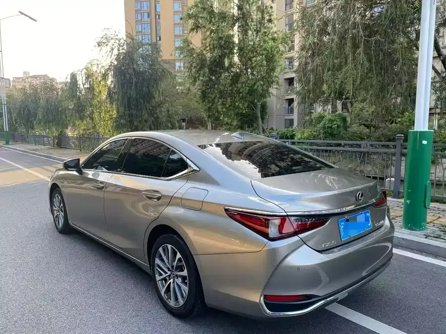 Lexus ES 2023 200 Excellence Edition 2023 — миниатюра 3