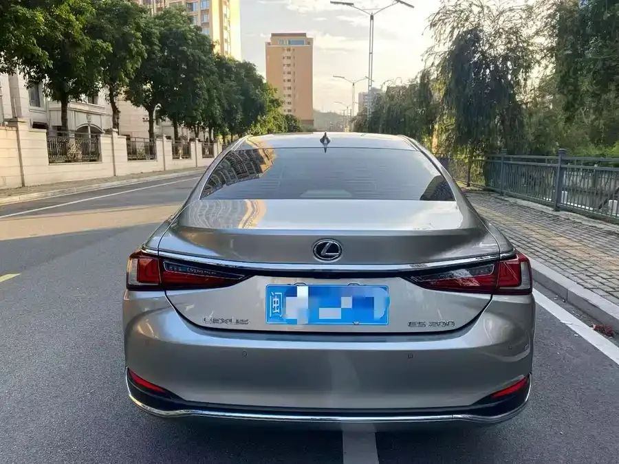 Lexus ES 2023 200 Excellence Edition 2023 — миниатюра 5