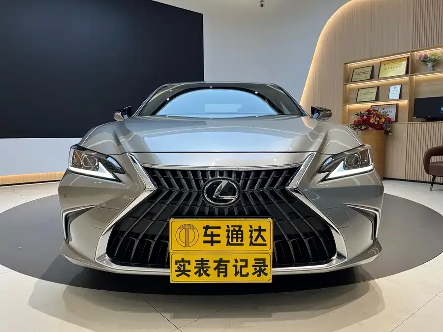 Lexus ES 2024