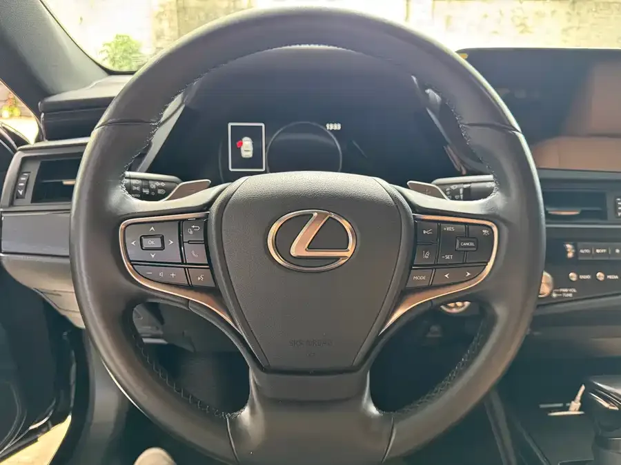 Lexus ES 2023 200 Excellence Edition 2024 — миниатюра 3