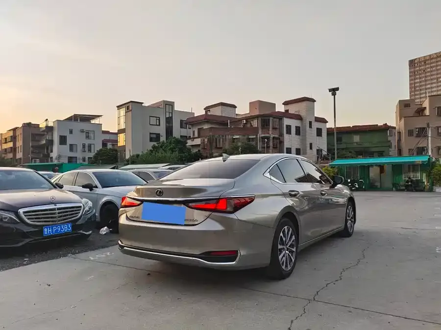 Lexus ES 2023 200 Excellence Edition 2024 — миниатюра 3