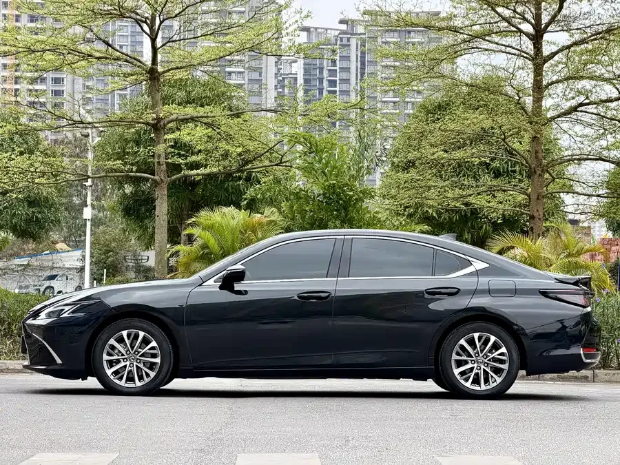 Lexus ES 2025 300h Premium Edition 2025 — миниатюра 5