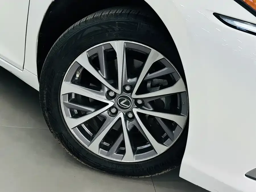 Lexus ES 2023 200 Excellence Edition 2023 — миниатюра 3