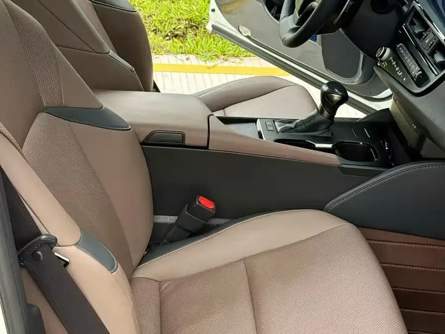 Lexus ES 2023 200 Excellence Edition 2023 — миниатюра 2