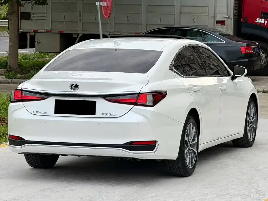 Lexus ES 2023 200 Excellence Edition 2023 — миниатюра 3