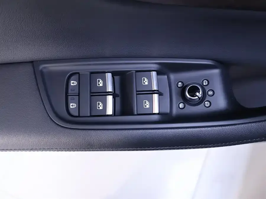 Audi Q7 2023 45 TFSI quattro S line sports model 2023 — миниатюра 5