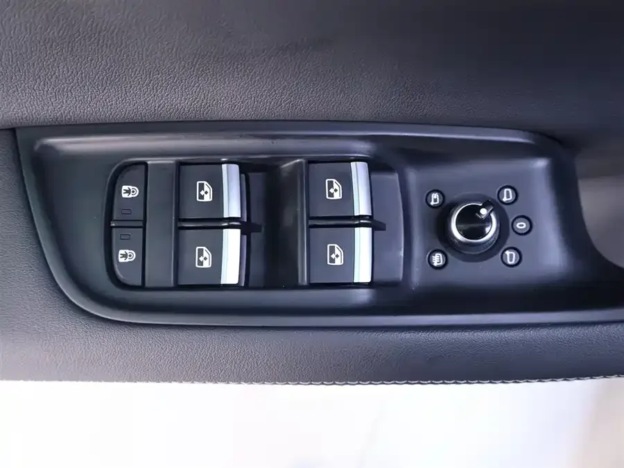 Audi Q7 2024 55 TFSI quattro S line sports model 2024 — миниатюра 5