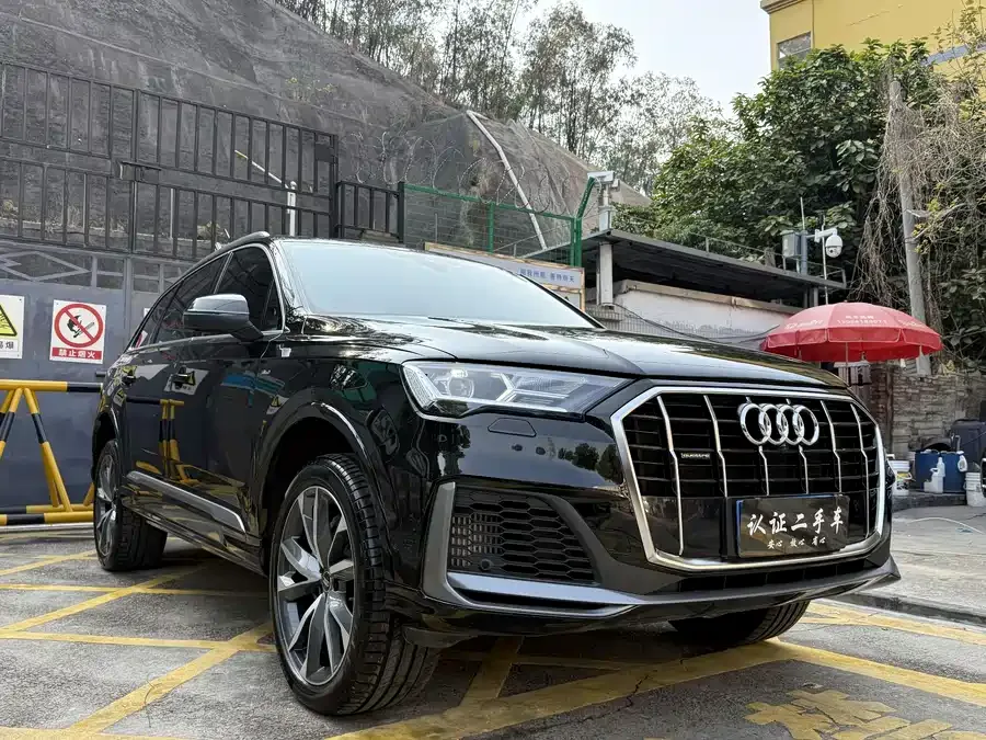Audi Q7 2023 55 TFSI quattro S line sports model 2023 — миниатюра 2