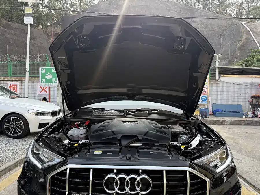 Audi Q7 2023 55 TFSI quattro S line sports model 2023 — миниатюра 5