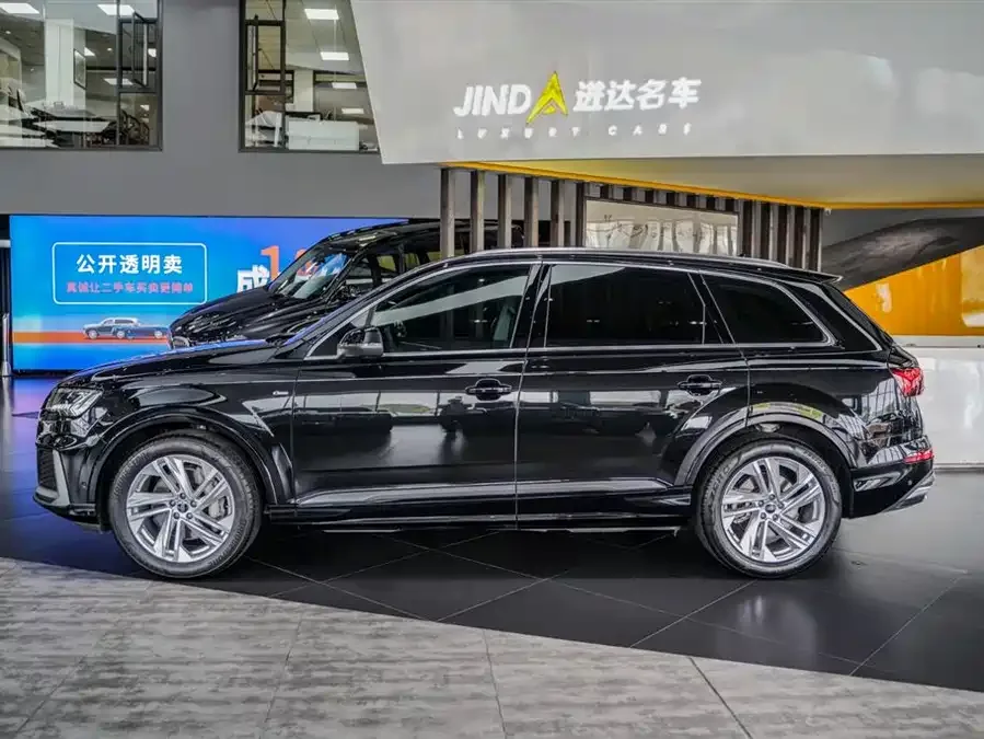 Audi Q7 2023 45 TFSI quattro S line sports model 2024 — миниатюра 3
