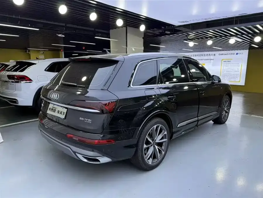 Audi Q7 2022 55 TFSI quattro S line sports model 2023 — миниатюра 2
