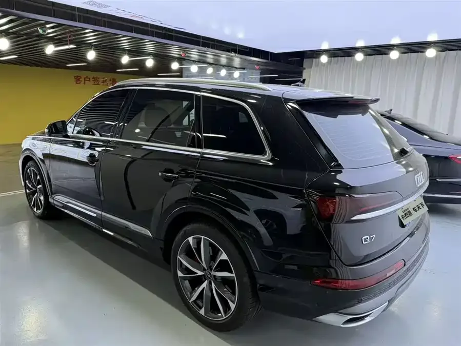 Audi Q7 2022 55 TFSI quattro S line sports model 2023 — миниатюра 4