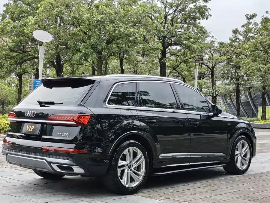 Audi Q7 2024 45 TFSI quattro S line sports model 2024 — миниатюра 2