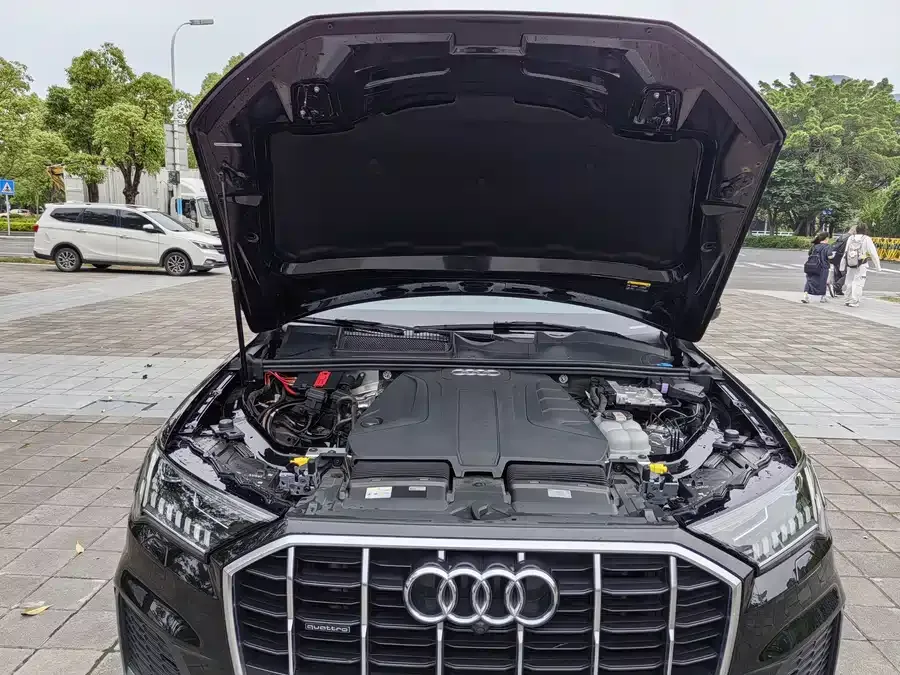 Audi Q7 2024 45 TFSI quattro S line sports model 2024 — миниатюра 4