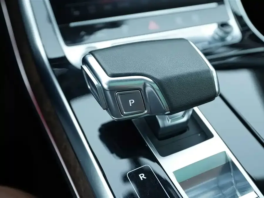 Audi Q7 2023 45 TFSI quattro S line sports model 2023 — миниатюра 3