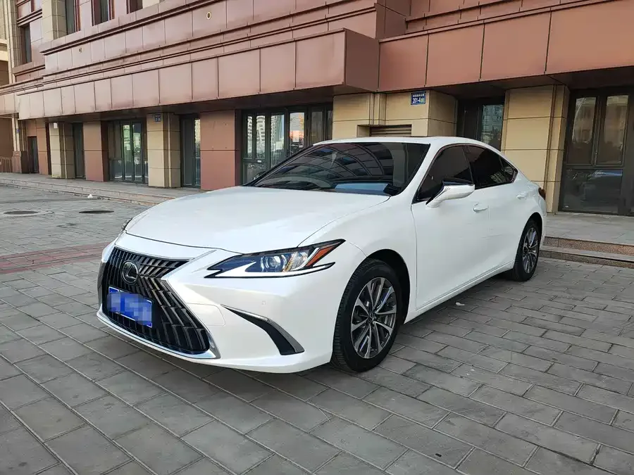 Lexus ES 2022