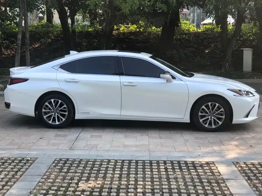 Lexus ES 2021 300h Excellence Edition 2022 — миниатюра 2