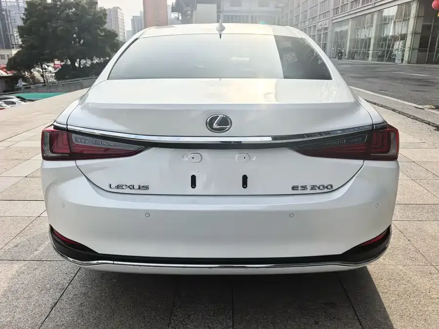 Lexus ES 2024 200 Premium Edition 2024 — миниатюра 2