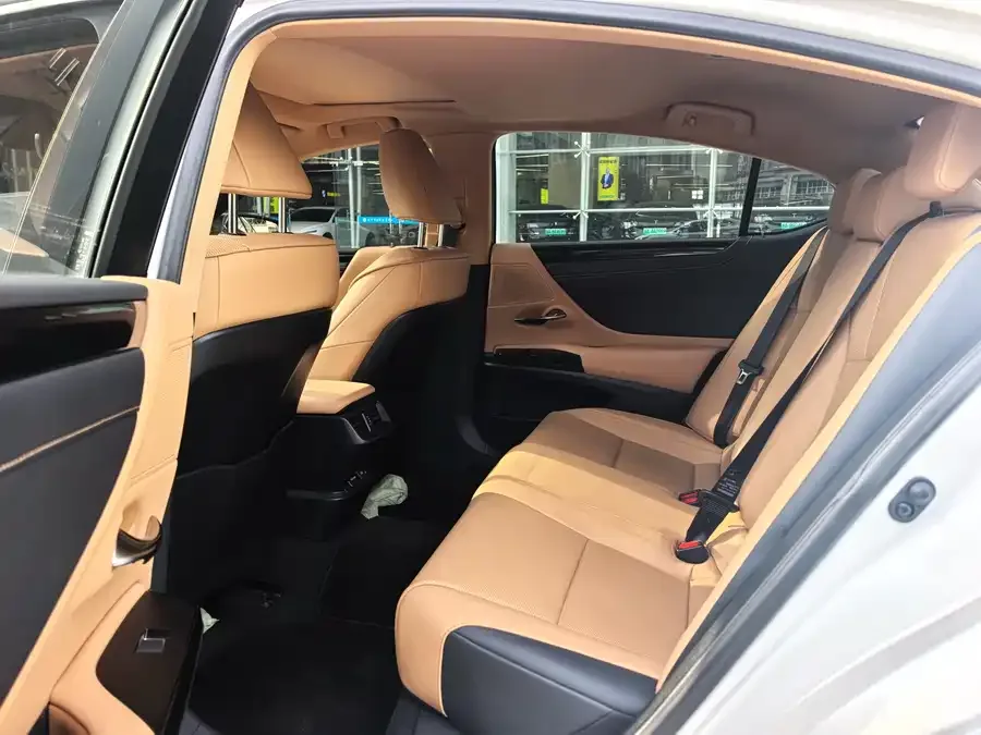 Lexus ES 2024 200 Premium Edition 2024 — миниатюра 3