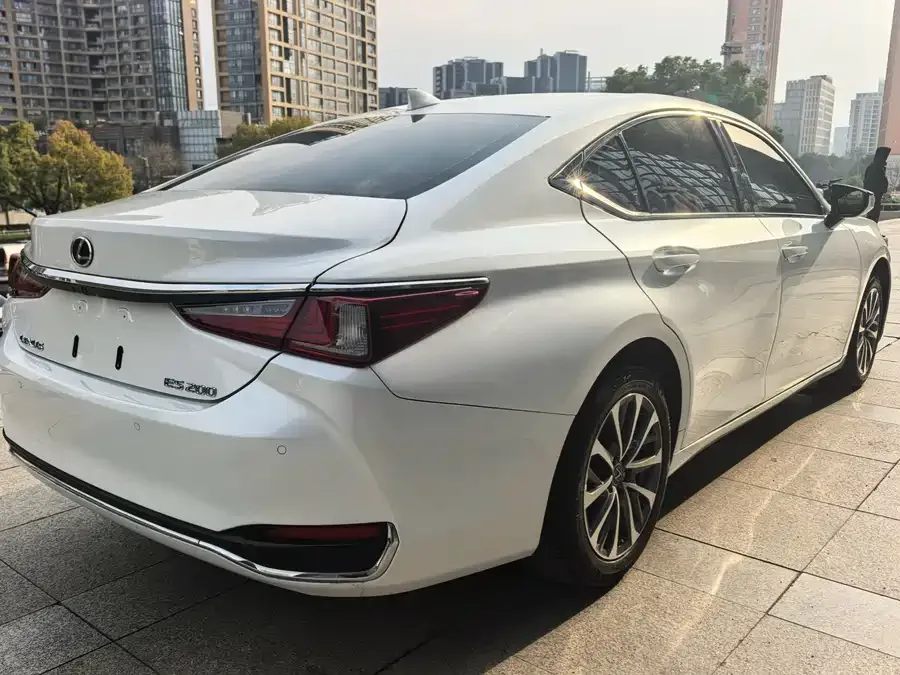 Lexus ES 2024 200 Premium Edition 2024 — миниатюра 4