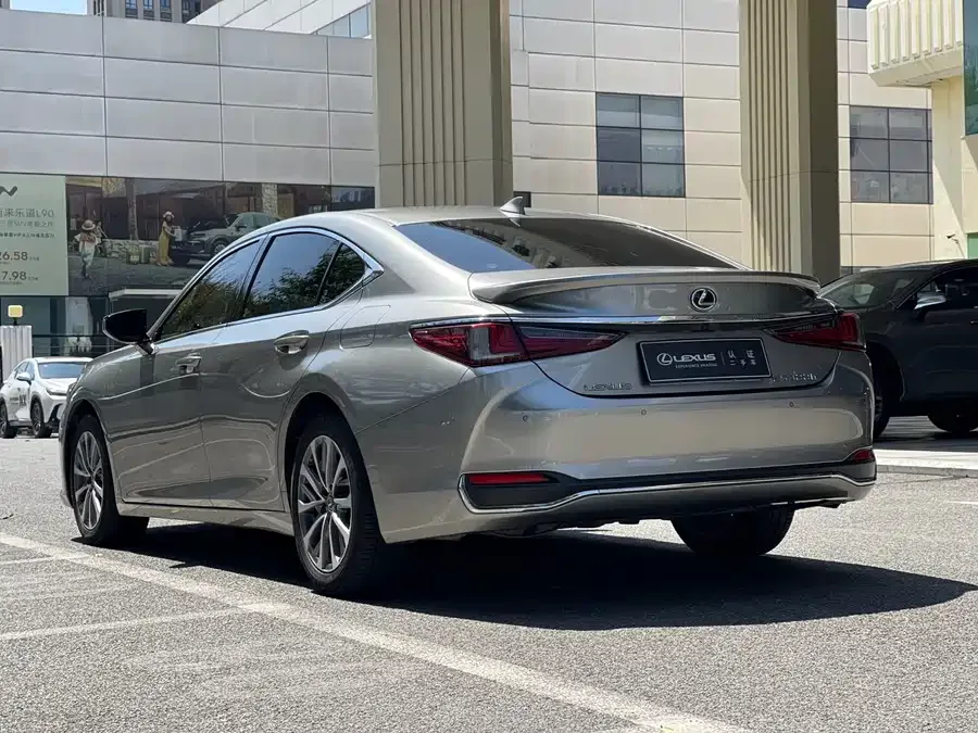 Lexus ES 2022 300h Excellence Edition 2023 — миниатюра 4