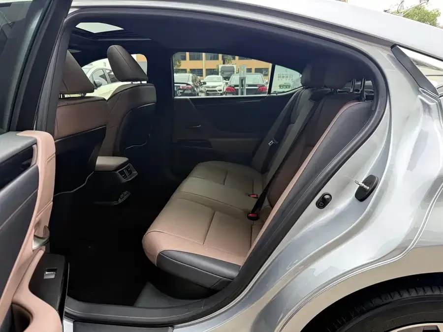 Lexus ES 2021 300h Excellence Edition 2022 — миниатюра 2