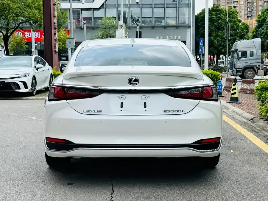 Lexus ES 2022 300h Excellence Edition 2023 — миниатюра 2