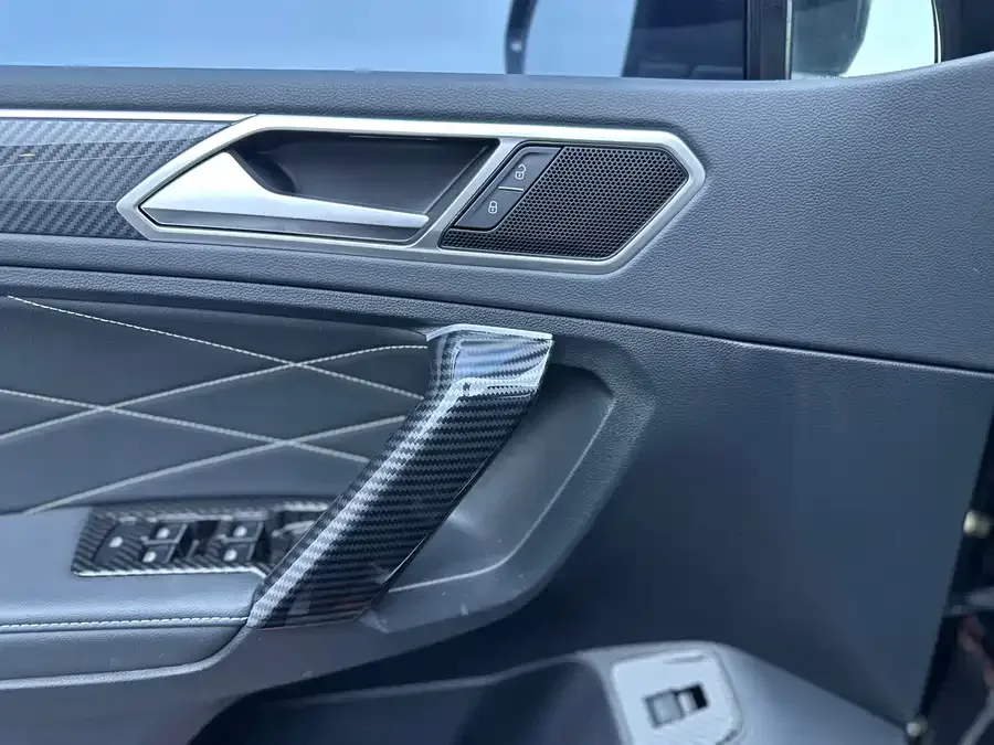 Volkswagen Tiguan L Tiguan L 2023 330TSI Automatic 2WD R-Line Enjoy Edition 2023 — миниатюра 4