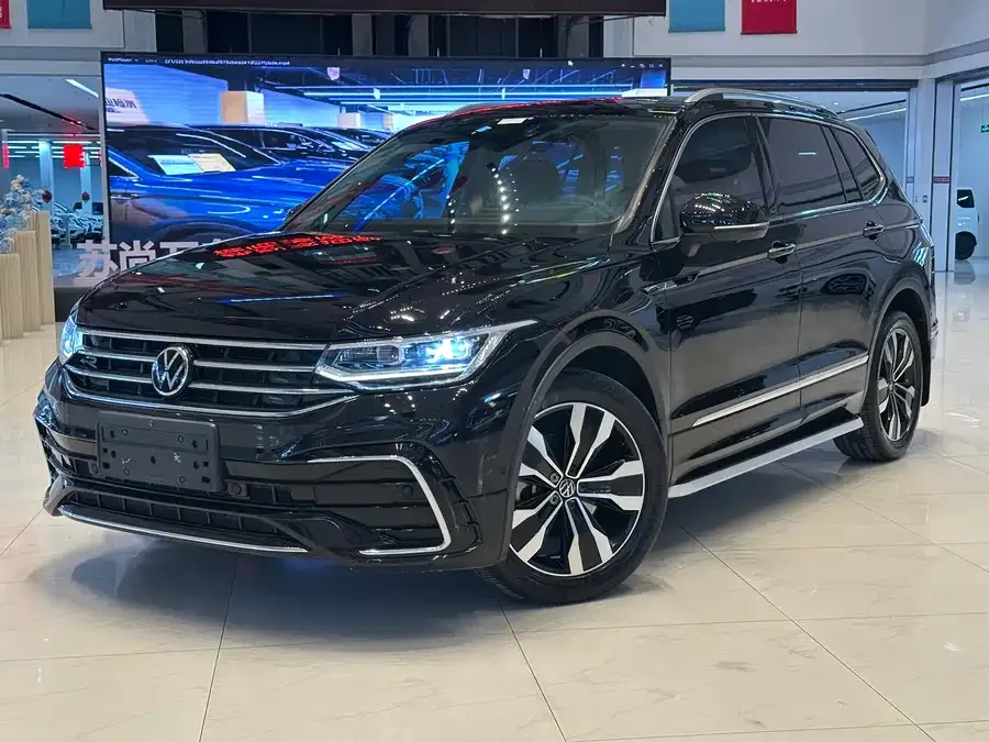 Volkswagen Tiguan L Tiguan L 2023 330TSI Automatic 2WD R-Line Enjoy Edition 2023 — фото 1, купить с доставкой в Москву