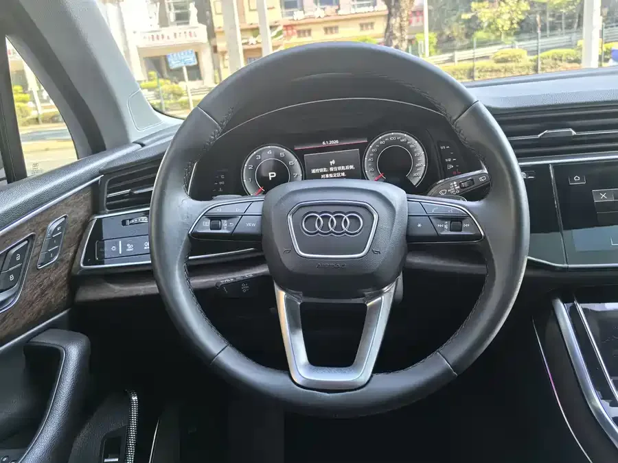 Audi Q7 2023 55 TFSI quattro S line sports model 2023 — миниатюра 4