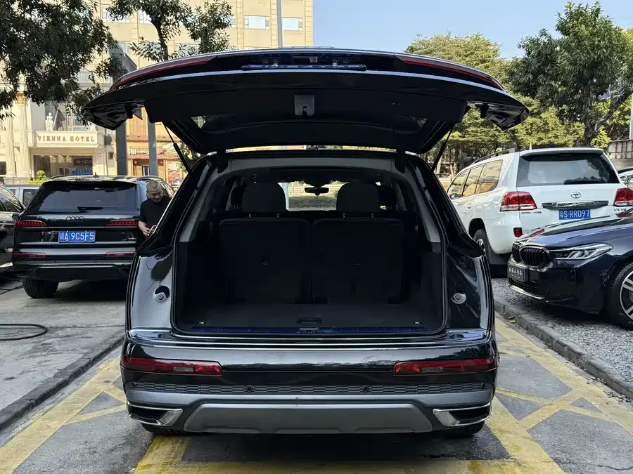 Audi Q7 2023 55 TFSI quattro S line sports model 2023 — миниатюра 5