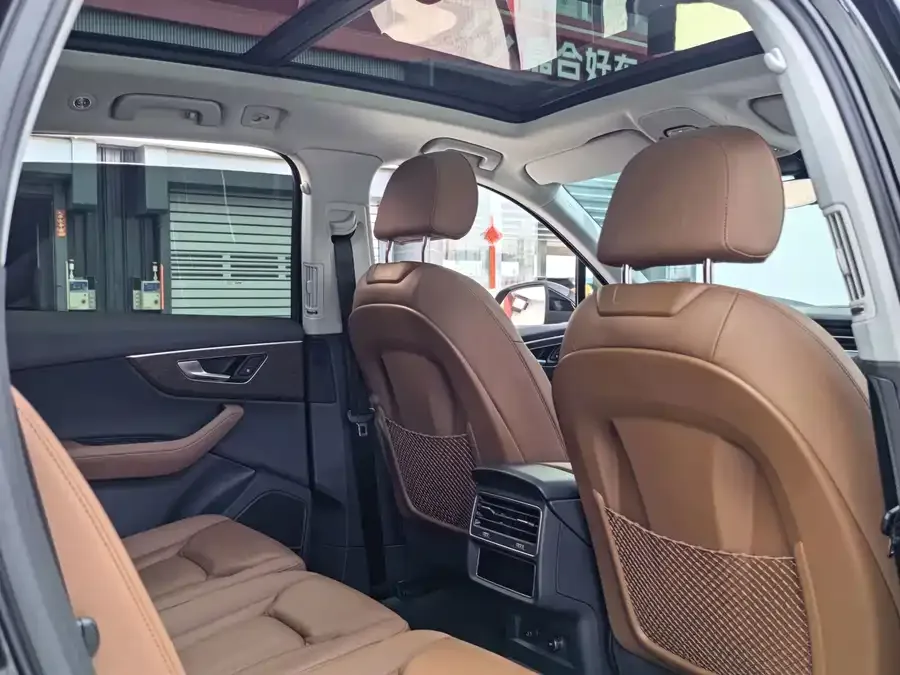 Audi Q7 2023 55 TFSI quattro S line sports model 2023 — миниатюра 4