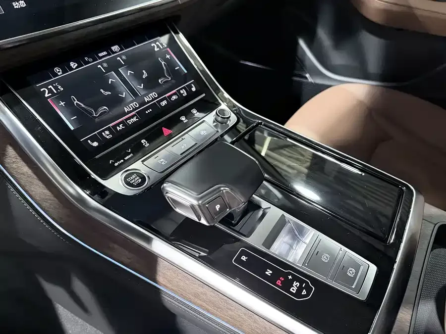 Audi Q7 2023 55 TFSI quattro S line sports model 2024 — миниатюра 2