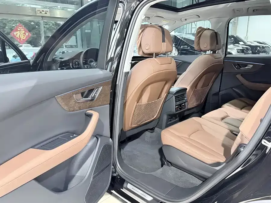 Audi Q7 2023 55 TFSI quattro S line sports model 2024 — миниатюра 3