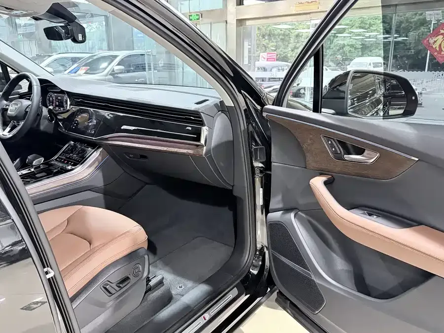 Audi Q7 2023 55 TFSI quattro S line sports model 2024 — миниатюра 4