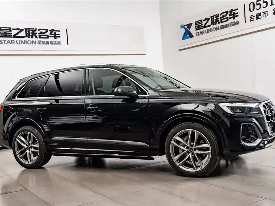 Audi Q7 2024 45 TFSI quattro S line sports model 2024 — миниатюра 2