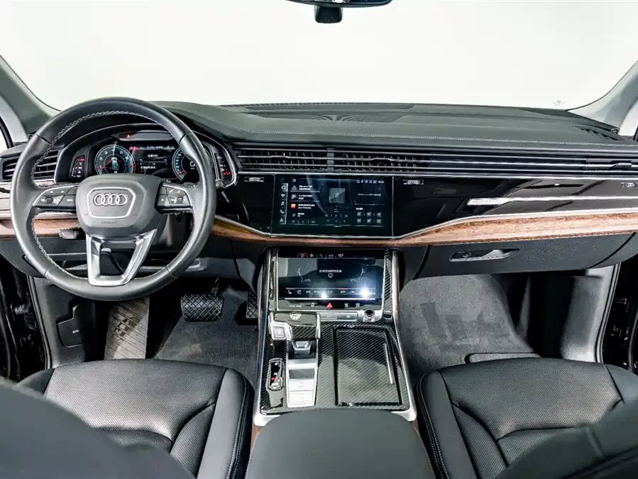 Audi Q7 2024 45 TFSI quattro S line sports model 2024 — миниатюра 4