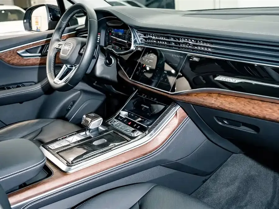 Audi Q7 2024 45 TFSI quattro S line sports model 2024 — миниатюра 5