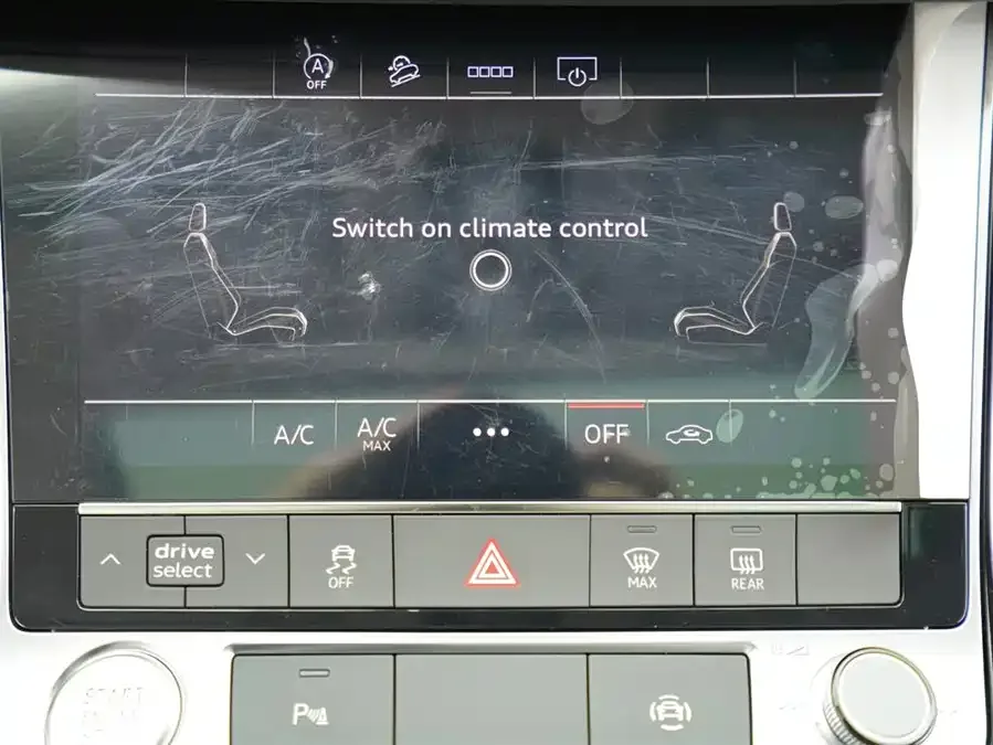 Audi Q7 2023 45 TFSI quattro S line sports model 2023 — миниатюра 3