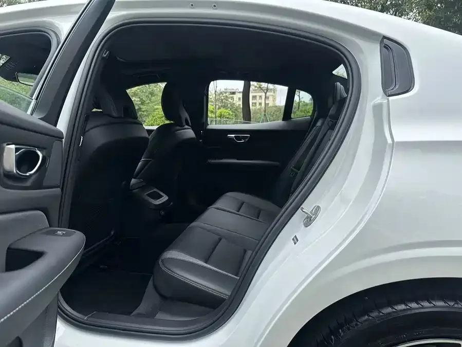 Volvo S60 2025 B5 Smart Sports Edition 2024 — миниатюра 2
