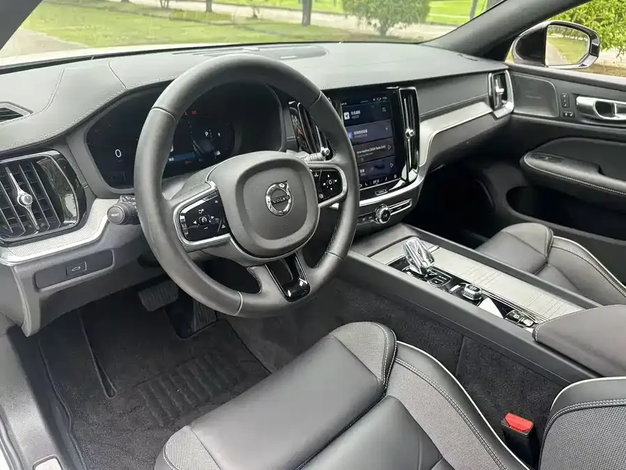 Volvo S60 2025 B5 Smart Sports Edition 2024 — миниатюра 3