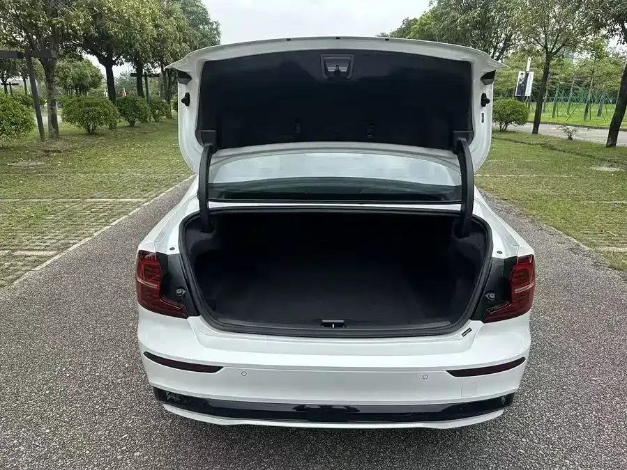 Volvo S60 2025 B5 Smart Sports Edition 2024 — миниатюра 4