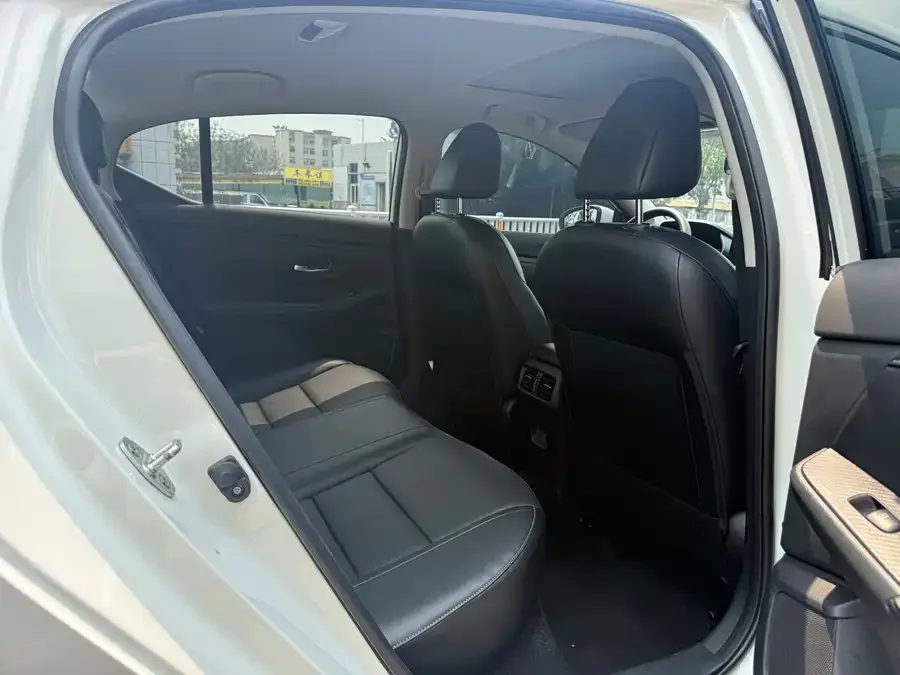 Nissan Sylphy Sylphy 2023 1.6L CVT Enjoy Edition 2024 — миниатюра 3
